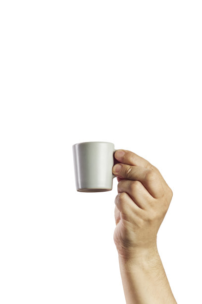 男性手握咖啡杯的模型孤立在白色背景上图片下载