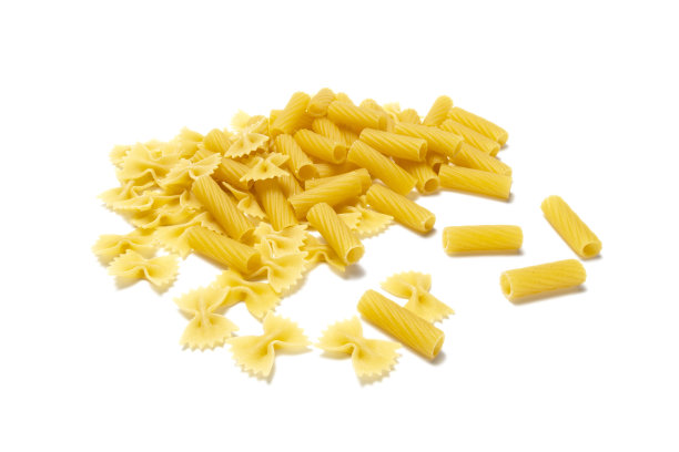 在白色背景中混合玉米面和粉状面食图片下载