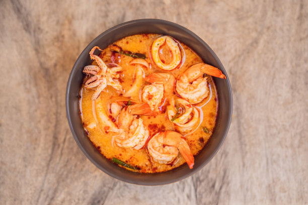 虾和柠檬草蘑菇汤，冬阴功，泰国食物在木制背景，俯视图图片下载