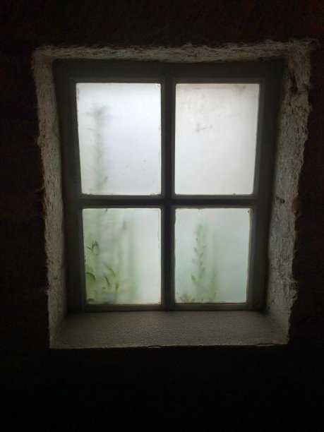 废弃房子里的古老窗户。悲伤,已往,怀旧。图片下载