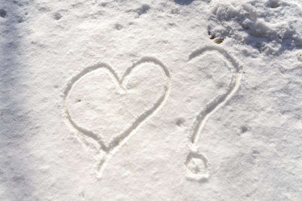 雪中的心和问号图片下载