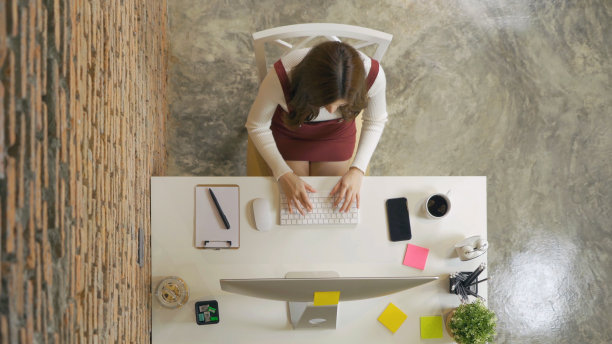 俯视图微笑的亚洲商业妇女，人在家里工作，在电话会议上用电脑打字技术设备概念。生活方式图片下载