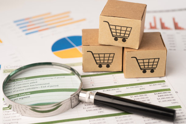 购物车标志上的盒子与放大镜在图形背景。银行账户，投资分析研究数据经济，贸易，进出口运输在线公司概念。图片下载