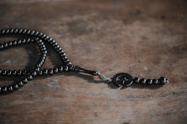 木桌上的念珠图片下载