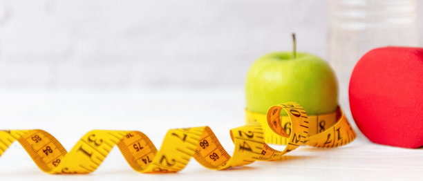 靠近卷尺。饮食健康计划和锻炼新生活。运动器材健身馆。哑铃背景。健康的生活方式的概念。横幅的复制空间图片下载