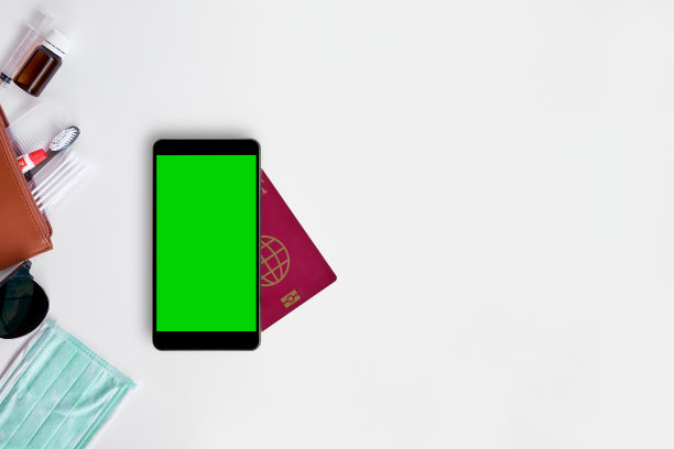 护照和绿屏智能手机。旅行概念与复制空间。白色背景，色度键模型图片下载
