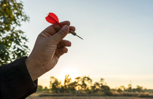 成功目标瞄准业务概念。商人向虚拟目标投掷红色飞镖。瞄准业务概念。图片下载