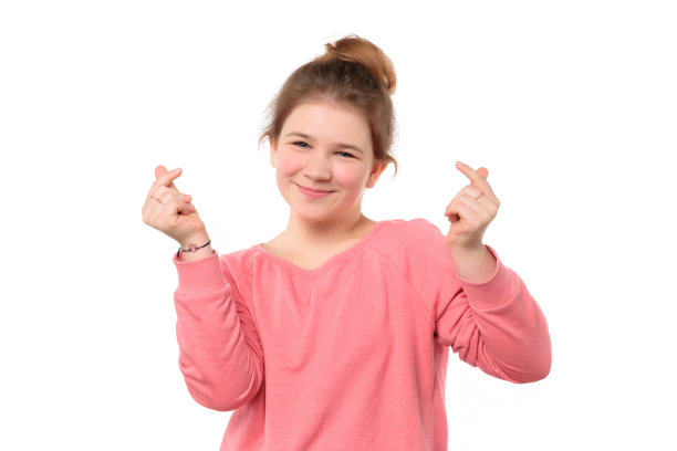 美丽可爱开朗的少女在镜头前微笑的近距离肖像，孤立在白色的背景上图片下载