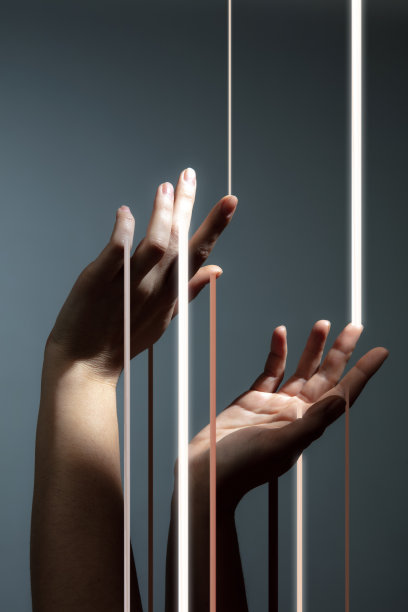 光线通过人手孤立在浅灰色的背景。图片下载