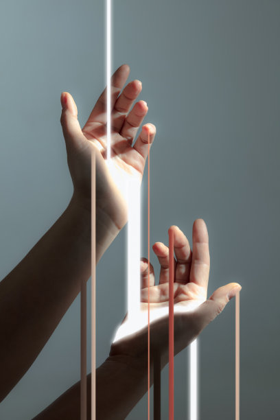 光线通过人手孤立在浅灰色的背景。图片下载