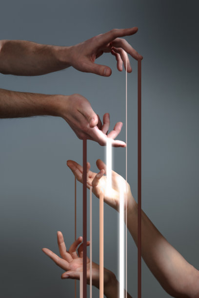 美丽的手与条纹的光孤立在灰色的背景。图片下载