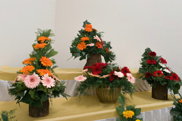 婚礼装饰一套美丽的鲜花与花瓶图片下载