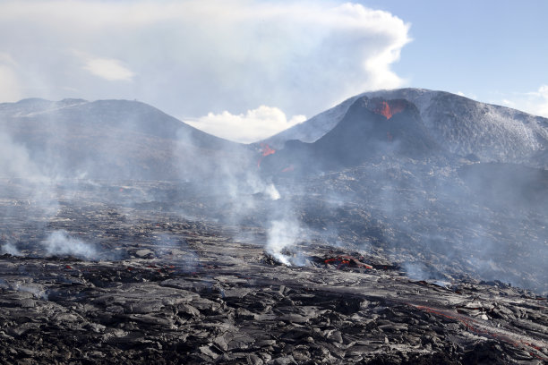 降雪后冒着热气的熔岩。冰岛Fagradalsfjall火山爆发的戏剧性照片。图片下载