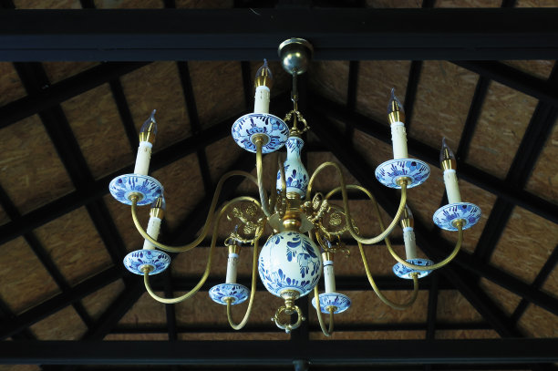 复古吊灯与蓝色陶瓷图片下载