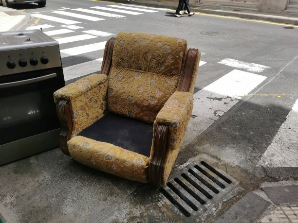 扶手椅和洗衣机留在街上图片下载