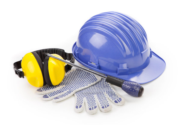 有个人防护装备和螺丝刀的静物画。图片下载