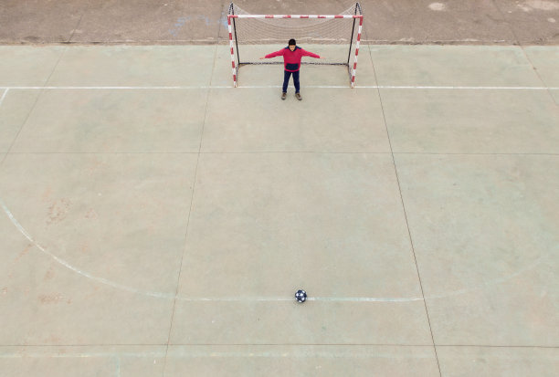 顶视图的一个7人足球球门与黑色的球与星星图片下载