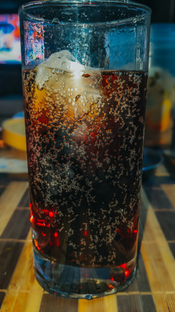 一杯加冰块的冷饮图片下载