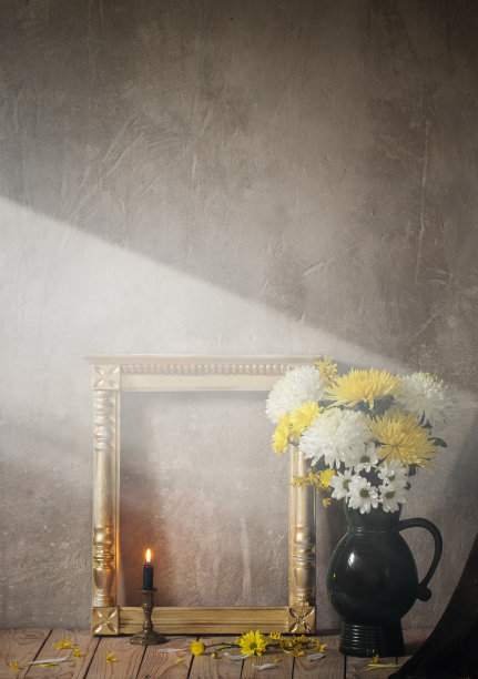 菊花和金色木框背景老墙上的静物画图片下载