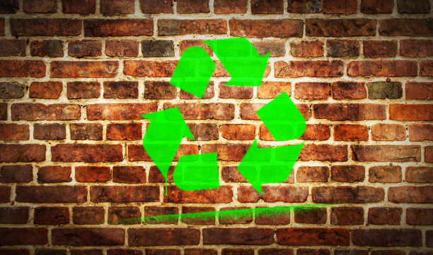 在砖墙上喷涂绿色环保标志图片下载