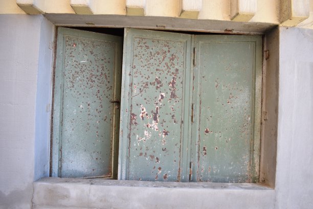 微微打开锈迹斑斑的门图片下载