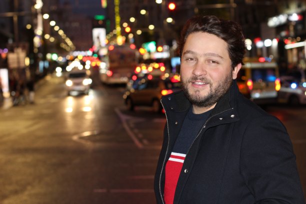 留着胡子的白种人晚上出门图片下载