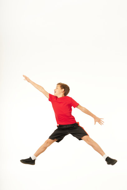 可爱的小男孩跳了起来，伸出手去抓什么东西图片下载