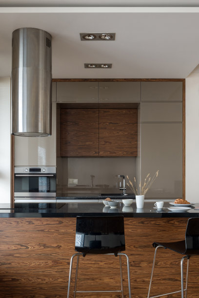 带有厨房岛的小厨房图片下载