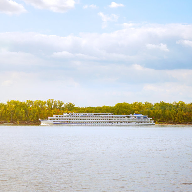 客轮在伏尔加河上航行图片下载