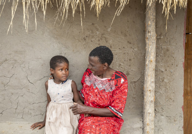 一位非洲老妇人和她的孙女图片下载