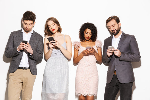 一群穿着考究的现代混血儿图片下载