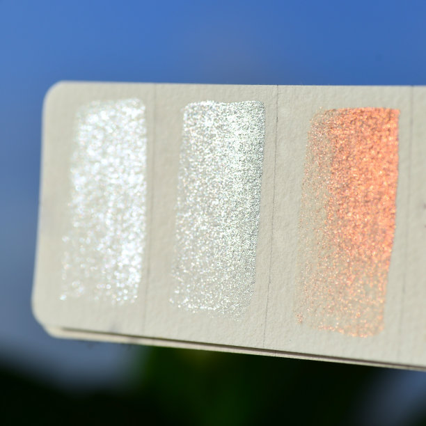 用金属色水彩颜料制成的调色板碎片。图片下载