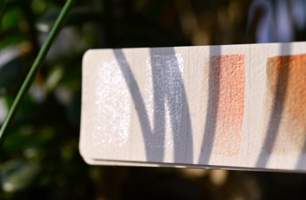 用金属色水彩颜料制成的调色板碎片。图片下载