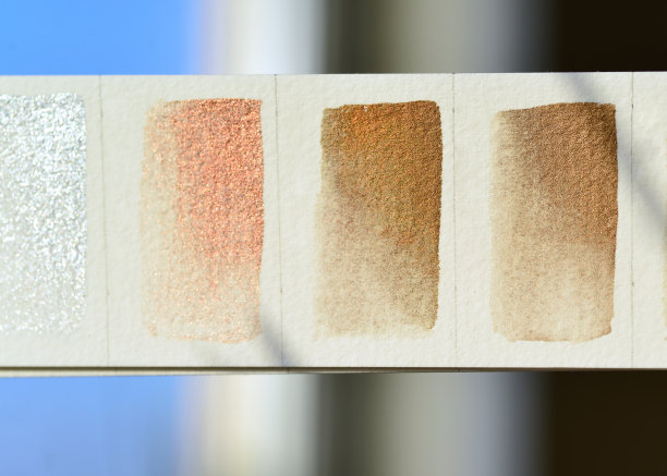 用金属色水彩颜料制成的调色板碎片。图片下载