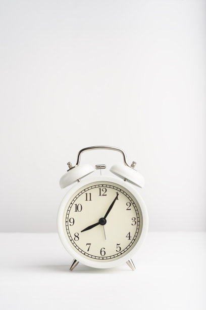 白色背景上的老式闹钟。图片下载