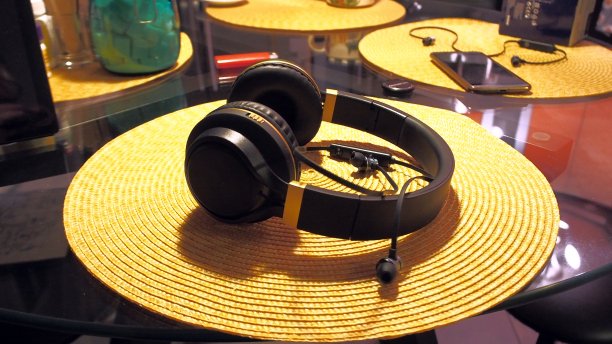 耳机放在黄色的圆草垫上图片下载