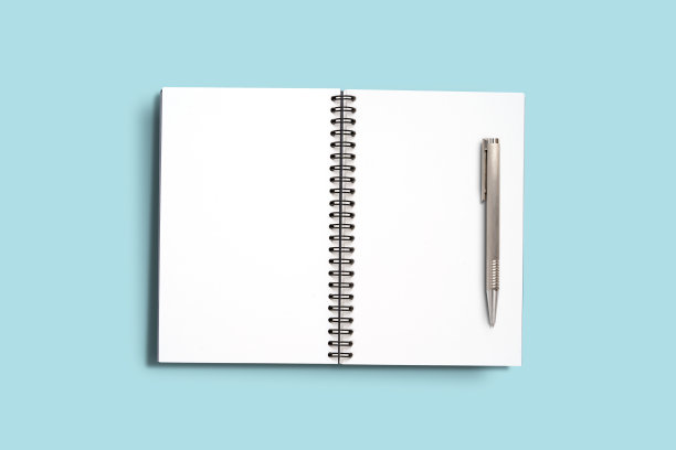 俯视图最小设计的开放式笔记本备忘录与粉红色的铅笔在蓝色的背景。图片下载