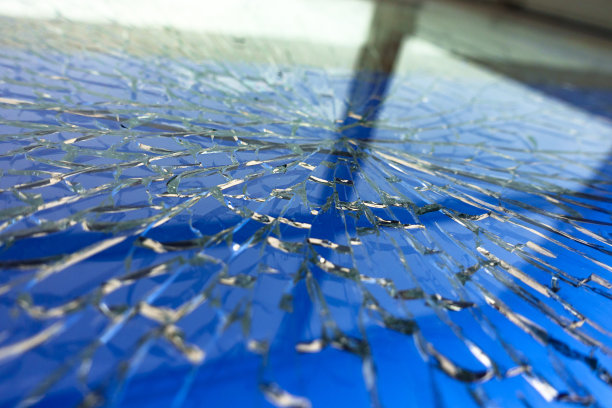 玻璃上有裂纹。有弹片的碎玻璃图片下载