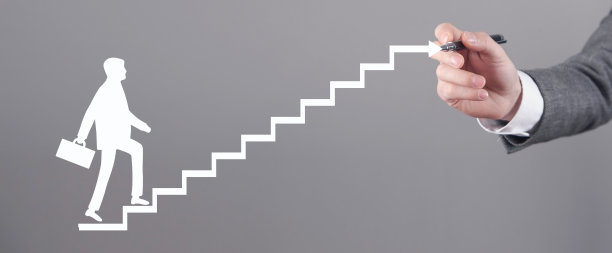 在事业阶梯上爬的商人。个人发展。职业发展图片下载