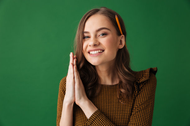 快乐的年轻女子用手打手势。图片下载