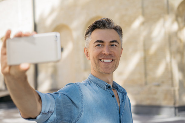 快乐的成熟男人自拍图片下载