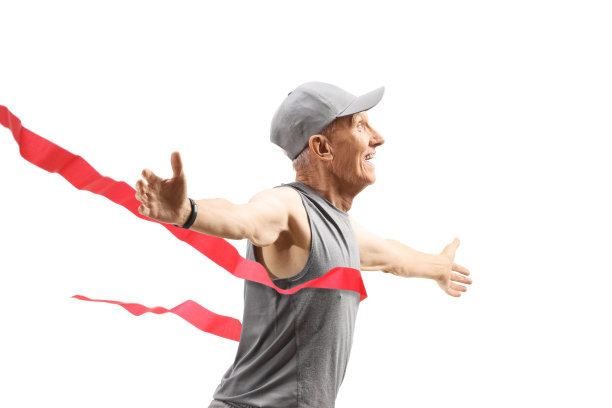 老年男性运动员在终点线图片下载