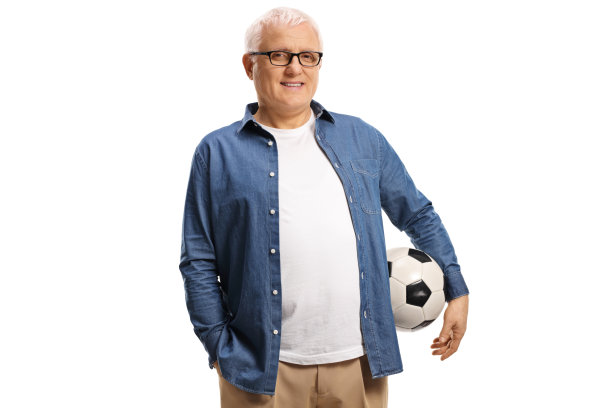 随意成熟的男人拿着足球图片下载