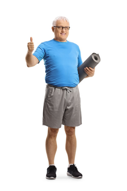 穿着运动服的成熟男子，拿着运动垫，竖起大拇指图片下载