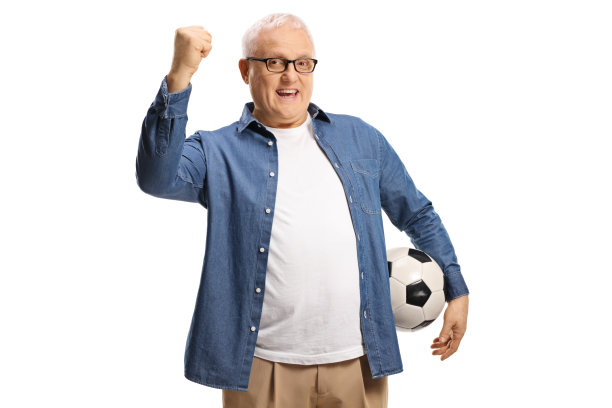 快乐成熟的男人拿着一个足球，用手打手势图片下载