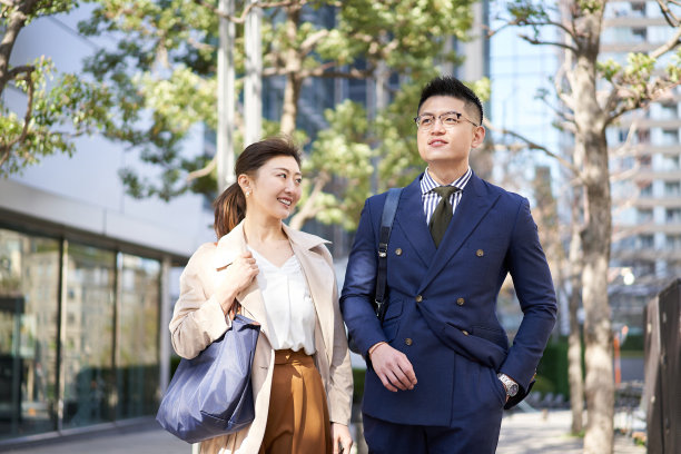 在商业区散步的亚洲商人图片下载