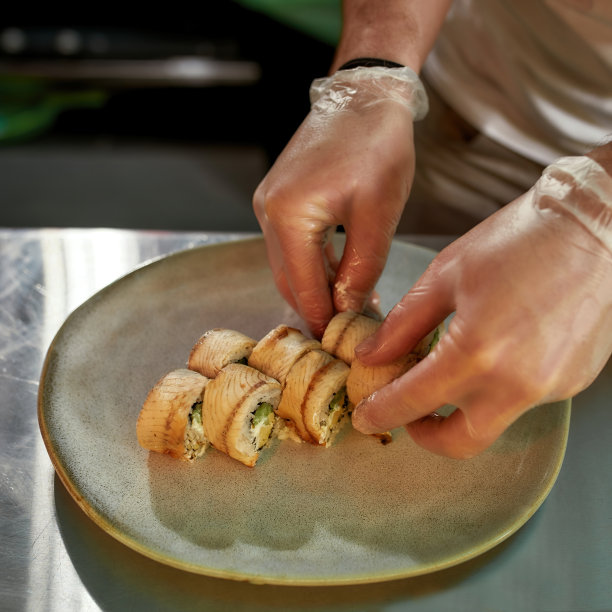 健康的寿司放在餐馆的盘子里图片下载