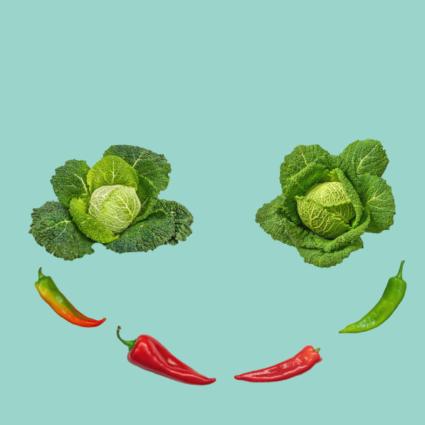 浅绿色背景上的萨伏伊卷心菜和甜椒。空间的文本图片下载