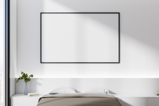 白色海报与copyspace在黑色相框在明亮的阳光墙现代卧室时尚的家具和棕色床毯。模型图片下载