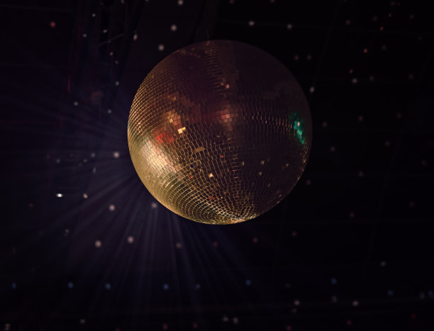 迪斯科球。镜面瓷砖。明亮的灯光。泡吧。图片下载